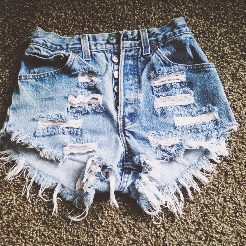 Xs 24 waist high Waisted Levi Jean Shorts